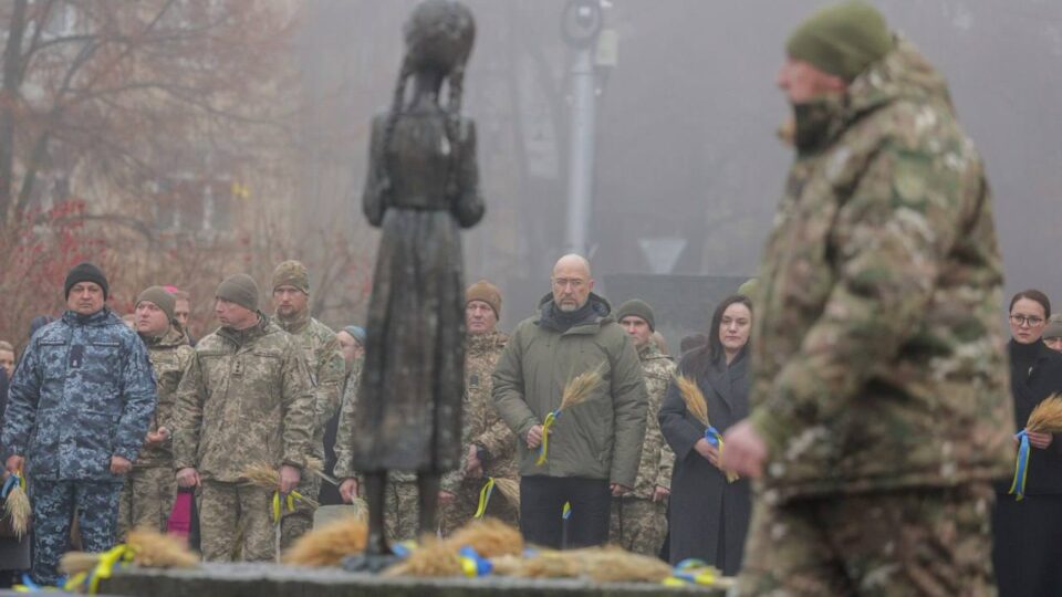 «Ніколи не пробачимо»: Міністр оборони разом із Президентом вшанували памʼять жертв Голодоморів  