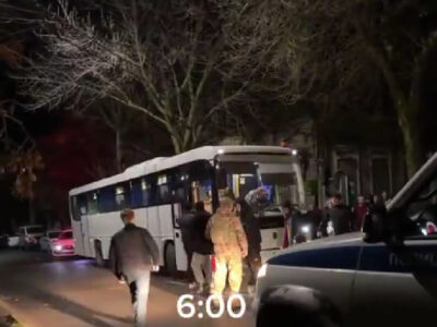 «Або за своїх, або проти своїх»: у мережі показали, як окупанти під конвоєм женуть українців на війну у Бердянську  