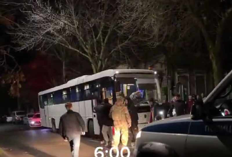 «Або за своїх, або проти своїх»: у мережі показали, як окупанти під конвоєм женуть українців на війну у Бердянську  