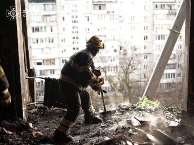 «Під завалами шукають людину»: у Києві тривають рятувальні роботи на двох локаціях  