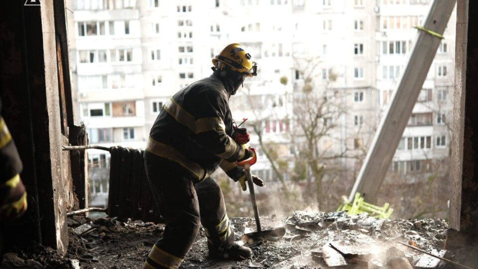 «Під завалами шукають людину»: у Києві тривають рятувальні роботи на двох локаціях  