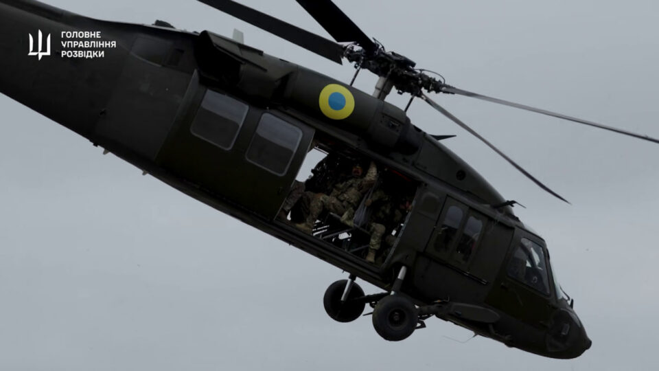 «Чорні яструби» в дії: спецпризначенці ГУР показали ефектне десантування з Black Hawk  