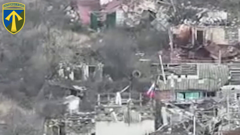 Дрон і куля замість нагороди: «Вовкодави» знищили групу росіян, що пнулася з прапором до Вовчанська  