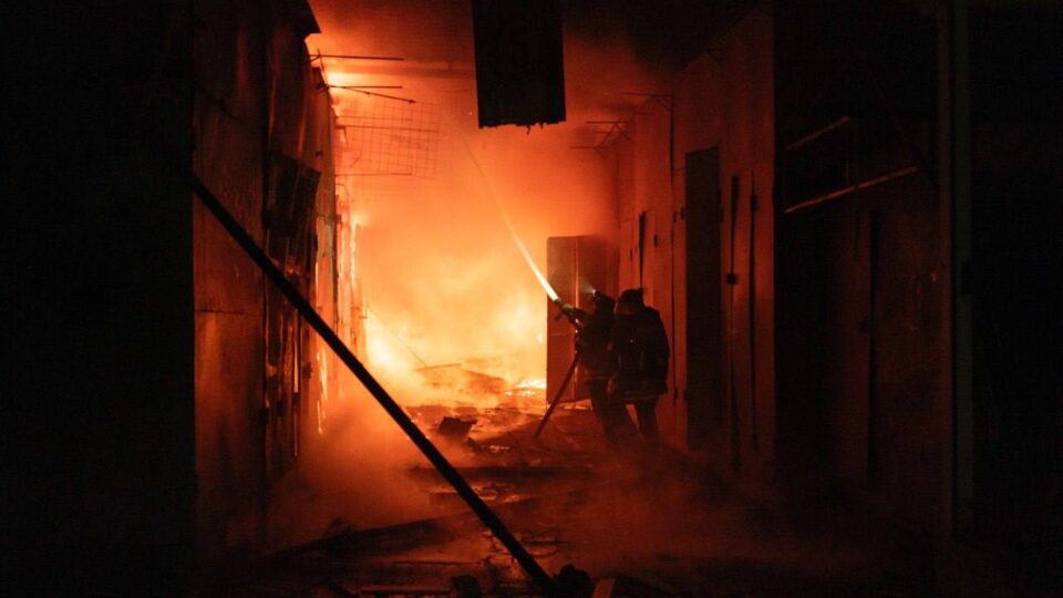 «Вогонь на 1800 квадратів»: у Краматорську росіяни спалили ринок, є постраждала  