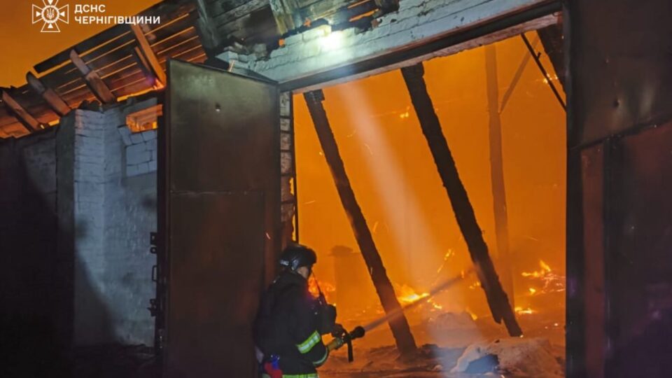 Ворожі БПЛА атакували Чернігівщину: є постраждалий, спалахнула пожежа  