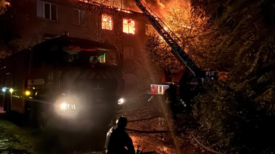 На Дніпровщині через атаку рф виникла пожежа у навчальному закладі  