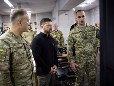 Президент заслухав доповідь про ситуацію в районі Покровська і нагородив бійців 7-го корпусу ДШВ  
