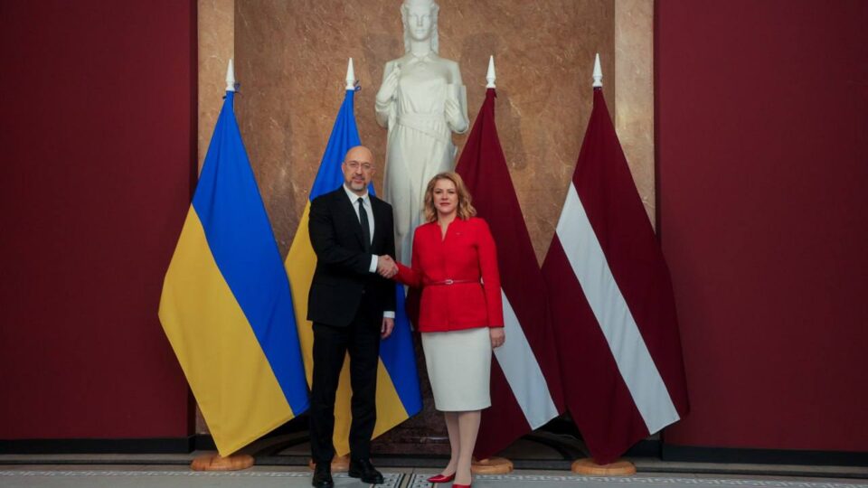 Денис Шмигаль обговорив з премʼєр-міністеркою Латвії посилення санкційного тиску на рф  
