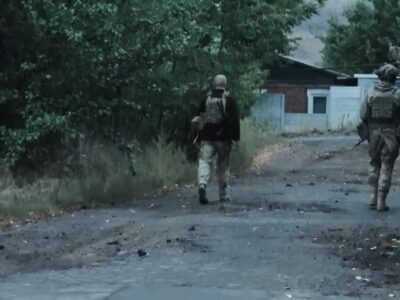 «Дорога життя і смерті»: Королівська бригада показала, як захищає шлях до Часового Яру під атаками FPV  