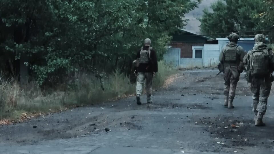 «Дорога життя і смерті»: Королівська бригада показала, як захищає шлях до Часового Яру під атаками FPV  