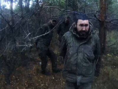 «На коліна, будь ласка»: американець із побратимами захопив у полон чотирьох піхотинців рф  