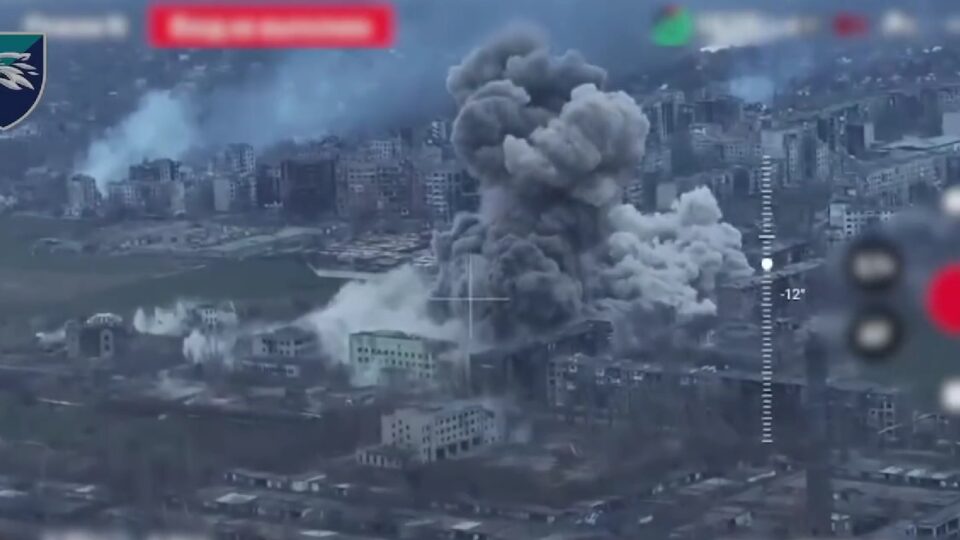 Стирають з лиця землі: як росіяни КАБами руйнують Мирноград  