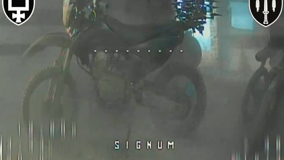 «Тепер нікуди не полетять» — пілоти знайшли три мотоцикли з купою FPV-дронів росіян  