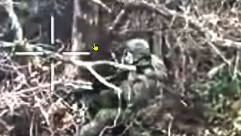 «Доводить до сказу» — окупант застрелився, коли побачив український дрон  