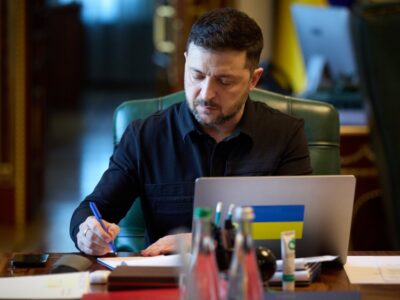 «Щоб росія не здійснила третє вторгнення»: Президент затвердив склад делегації для переговорів про закінчення війни  