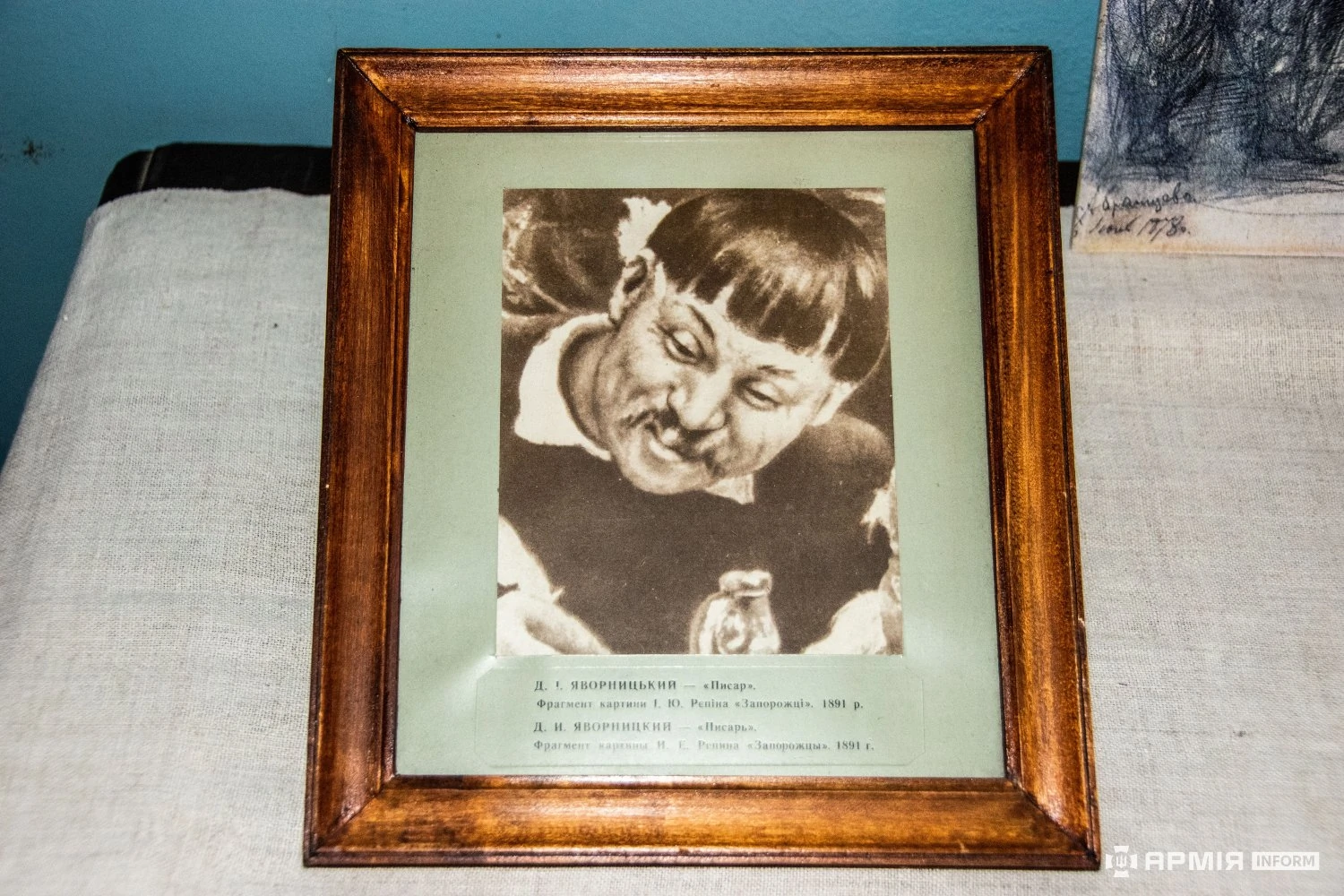 Дмитро Яворницький в образі козацького писаря на фрагменті картини Іллі Репіна «Запорожці пишуть листа турецькому султанові» / фото з експозиції Меморіального будинку-музею Дмитра Івановича Яворницького у Дніпрі