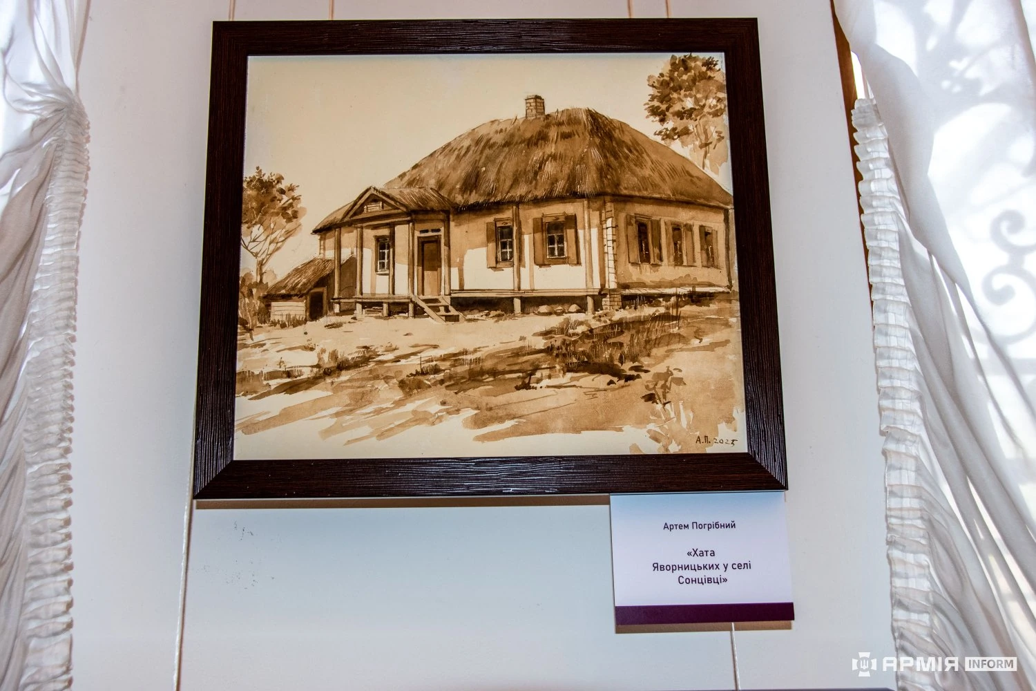 Картина Артема Погрібного «Хата Дмитра Яворницького у селі Сонцівці» під час експонування виставки «Яворницький: на шляху до історії козацтва» в Дніпропетровському національному історичному музеї імені Д. І. Яворницького