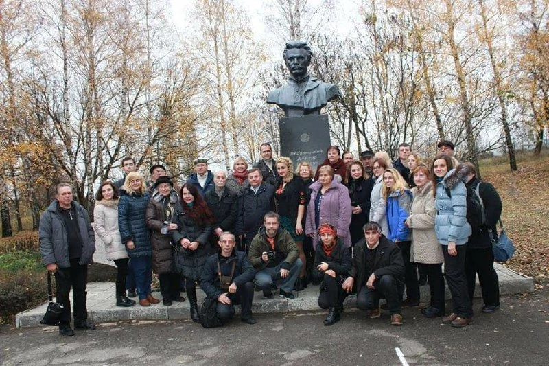 Учні Борисівської школи біля пам’ятника Дмитру Яворницькому на шкільному подвір’ї / село Борисівка Липецької громади Харківської області