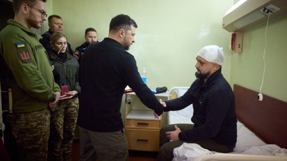 Президент відвідав поранених захисників в одній із лікарень Запоріжжя  