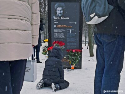 «Історії, викарбувані в серцях назавжди»: у Дніпрі відкрили меморіал пам’яті 45 полеглих захисників  
