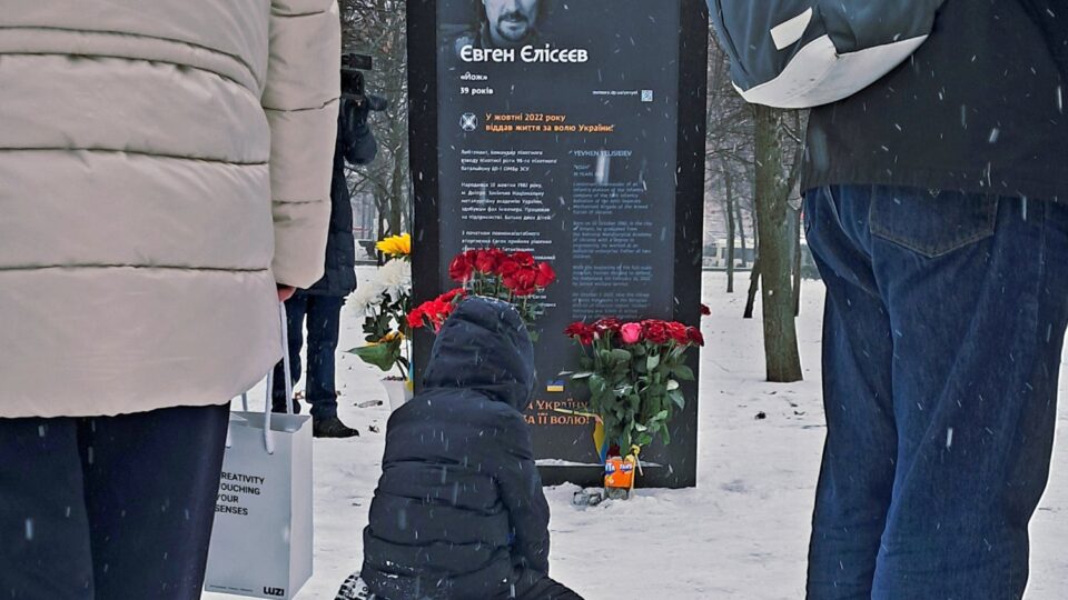 «Історії, викарбувані в серцях назавжди»: у Дніпрі відкрили меморіал пам’яті 45 полеглих захисників  