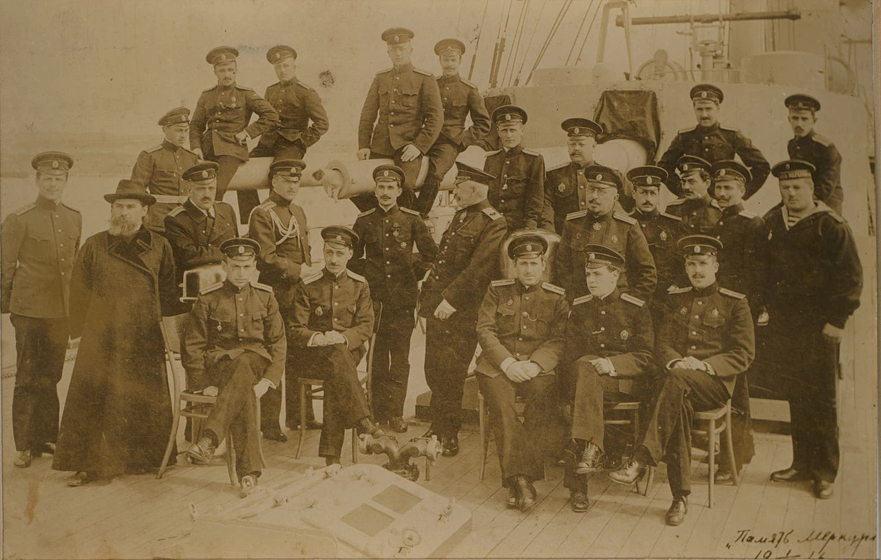 Офіцери крейсера «Пам’ять Меркурія» (1915‒1916 рік). Капітан 1 рангу Михайло Остроградський позначений червоним колом