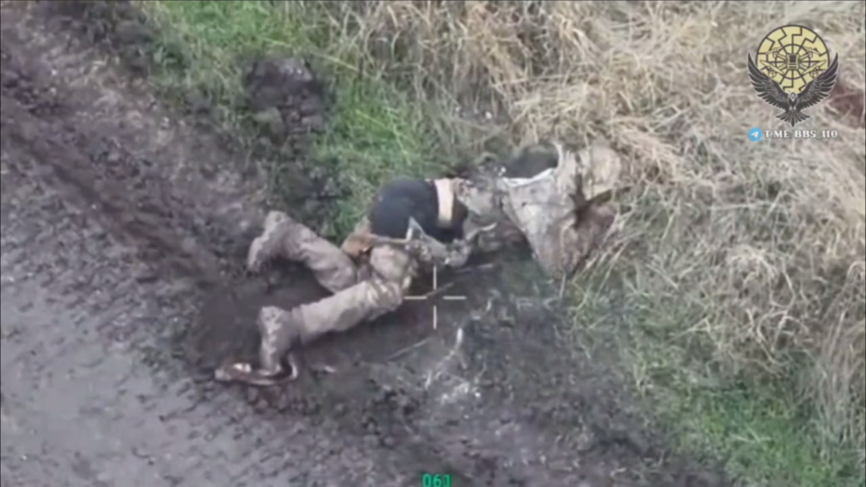 Позбавили спочатку штанів, а потім життя — російський штурмовик потребував двох дронів  