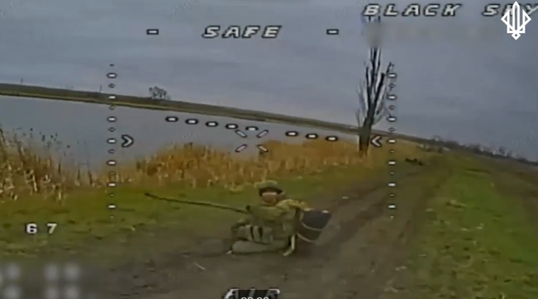 Кидався гіллям: окупант безуспішно намагався збити дрон «Спартану»  