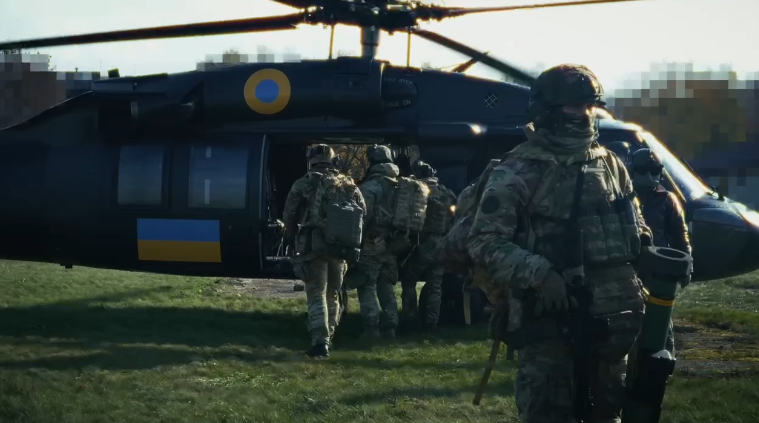 Політ «Чорного Яструба»: ГУР оприлюднило архівні кадри десантування поблизу Покровська  