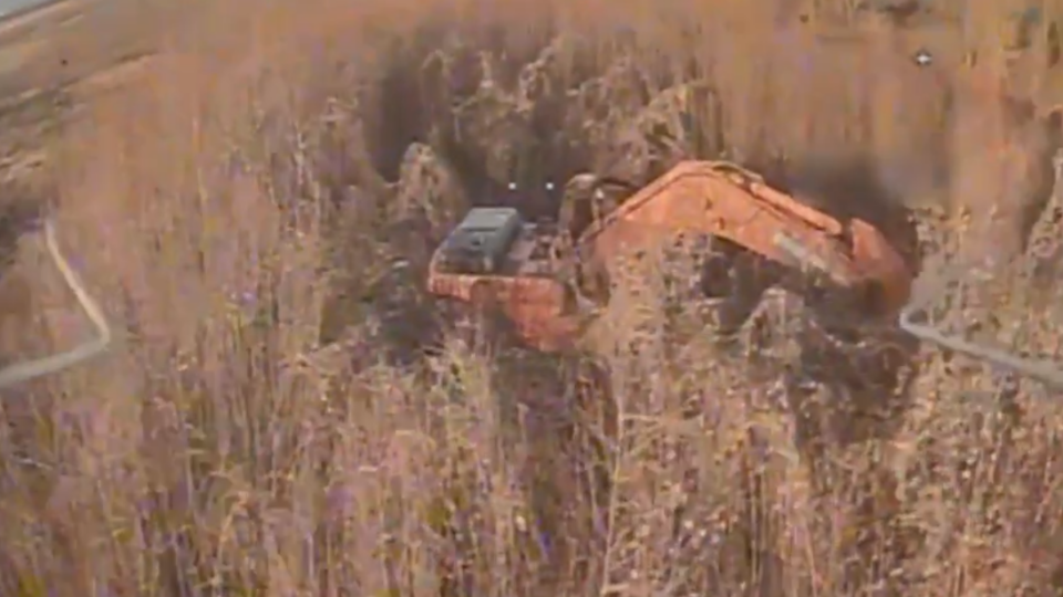 Підбили екскаватор: прикордонники нищать техніку ворога на Північно-Слобожанському напрямку  