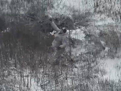 Закінчились автомати — кидайся сніжками: поблизу Часового Яру окупанти відбиваються від дронів снігом  