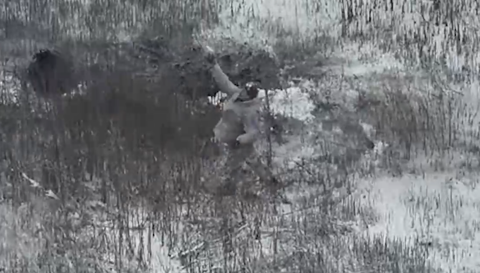 Закінчились автомати — кидайся сніжками: Поблизу Часового Яру окупанти відбиваються від дронів снігом  