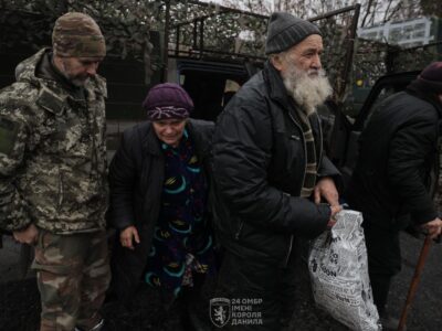 Під постійними обстрілами — евакуювали останніх мешканців з околиць Часового Яру  