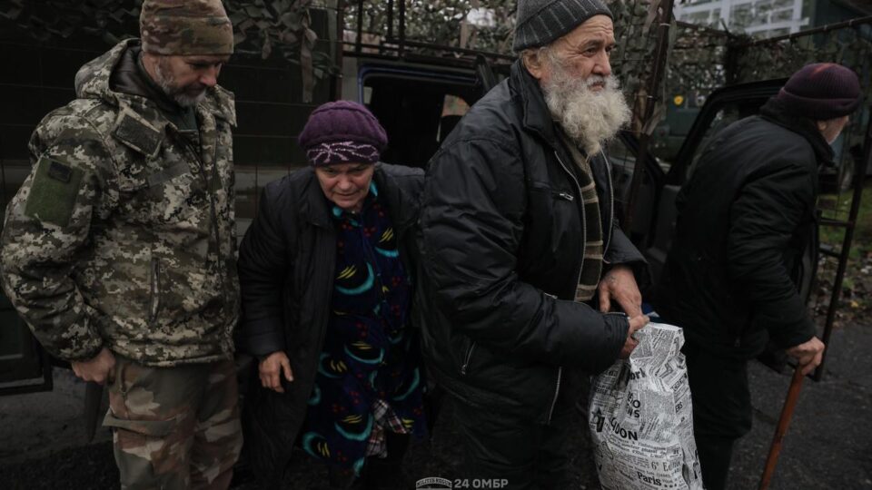 Під постійними обстрілами — евакуювали останніх мешканців з околиць Часового Яру  