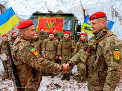 Артилеристам вручили яскраво-червоні берети  