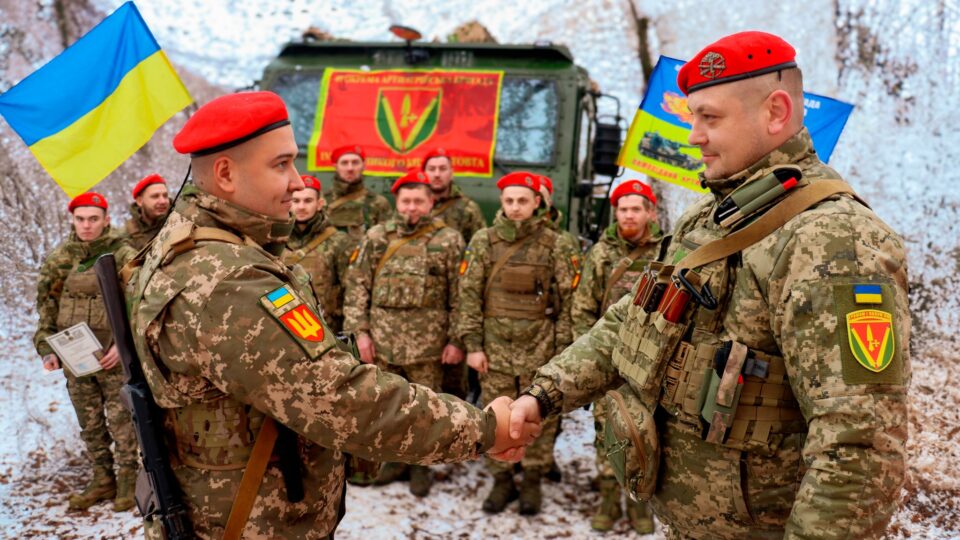 Артилеристам вручили яскраво-червоні берети  