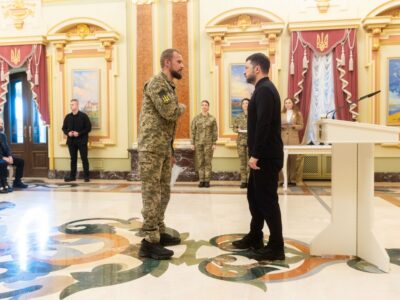 Президент вручив сертифікати на квартири Героям України та рідним загиблих захисників  