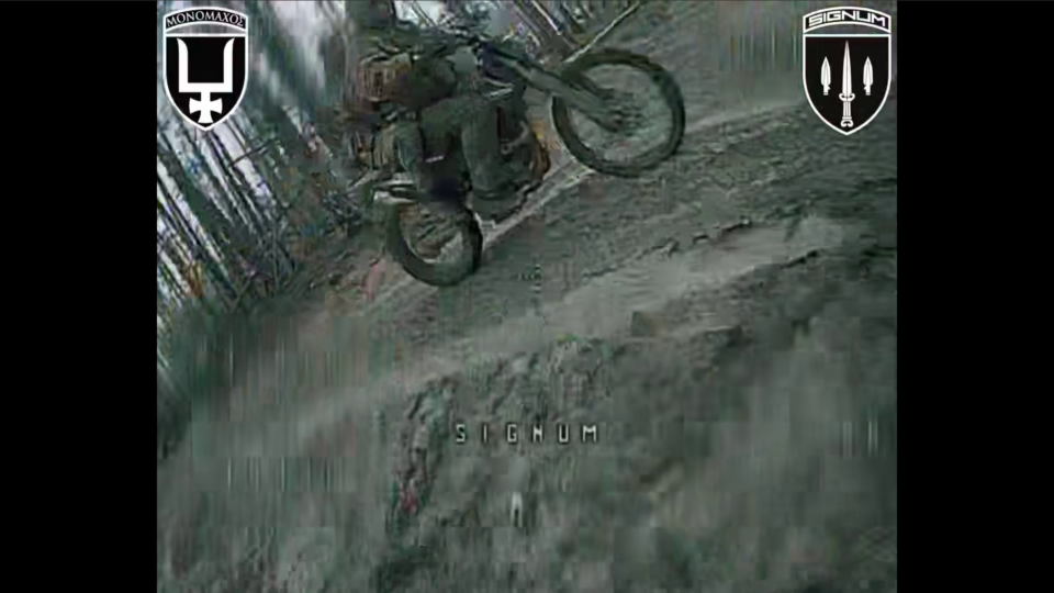 Три в одному — дрон на лісовій дорозі уразив парочку окупантів на мотоциклі  