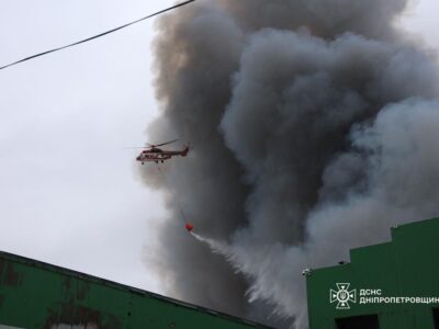 У Дніпрі масштабна пожежа після ракетного удару рф, до гасіння залучили авіацію  