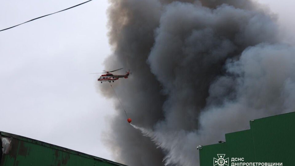 У Дніпрі масштабна пожежа після ракетного удару рф, до гасіння залучили авіацію  