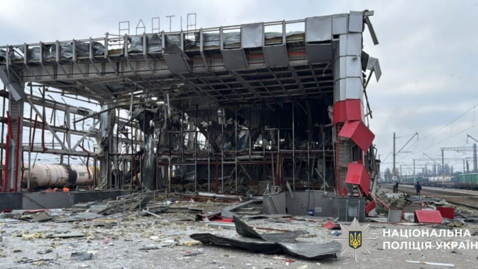 У Фастові російським обстрілом знищено залізничний вокзал  