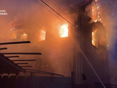 Ворог атакує Київ ракетами та ударними БПЛА: пожежі в кількох районах, є поранені  