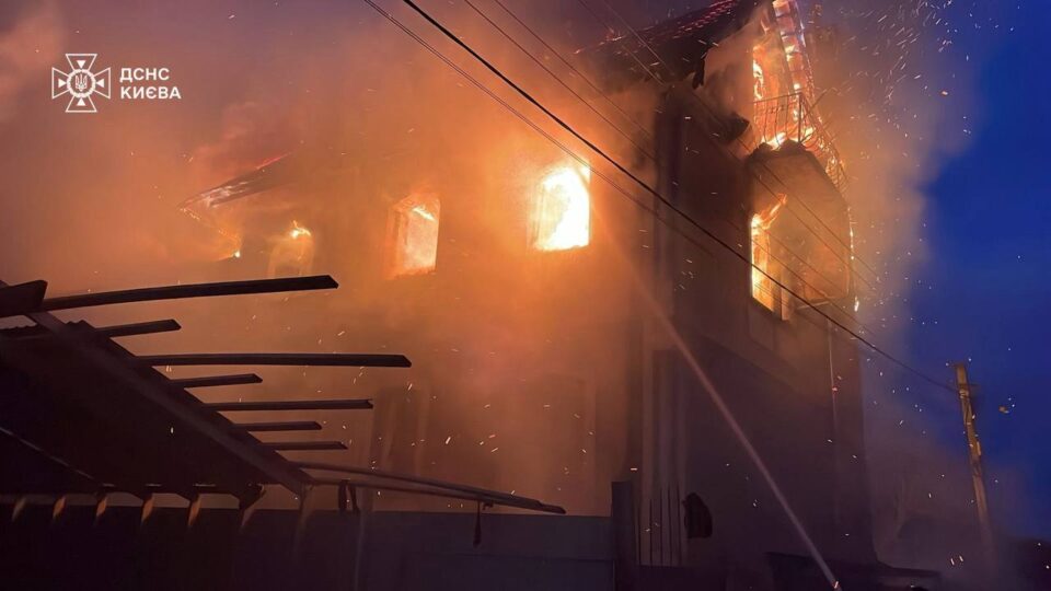 Ворог атакує Київ ракетами та ударними БПЛА: пожежі в кількох районах, є поранені  