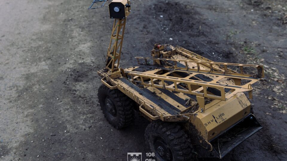 Наземний дрон проти мін і обстрілів: як Sirko-S1 посилює позиції 106-ї бригади  