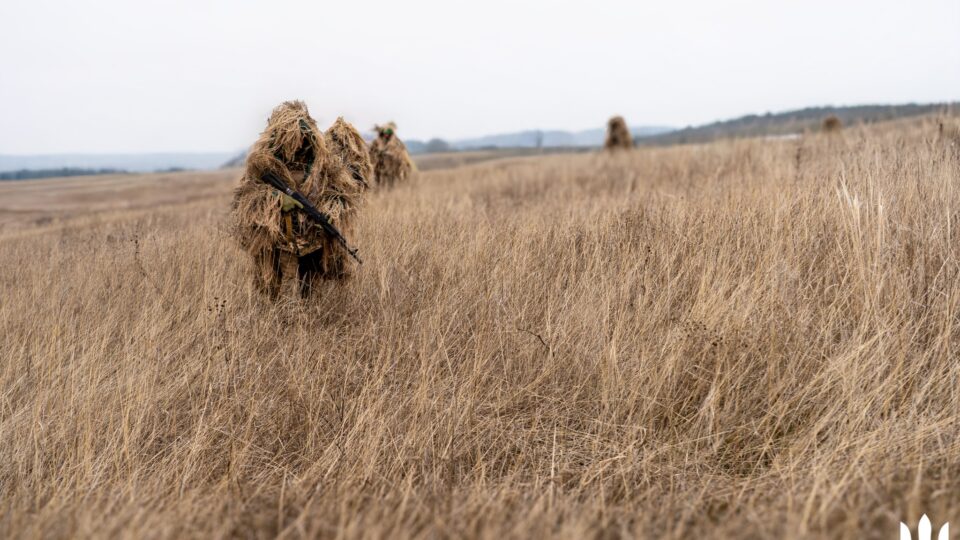 «Розчинитися в лісі»: у Сталевій бригаді навчають мистецтва маскування проти дронів  
