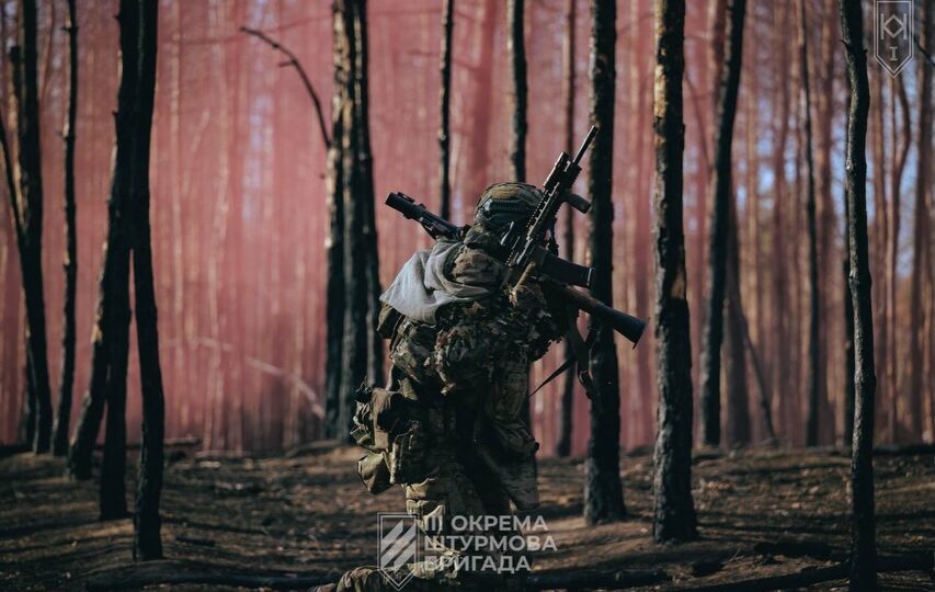 Роботи й ПТРК — в одному строю: Третя штурмова готується зупиняти ворога в лісі й на броні  