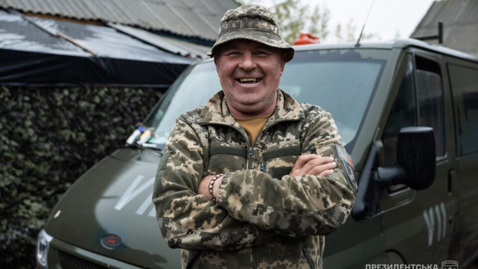 «Нас чують за п’ять кілометрів»: досвідчений водій бронетехніки — про виклики епохи FPV-дронів  