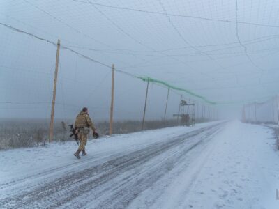 Антидронові «коридори життя»: інженери 116-ї бригади зводять захисні сітки в прифронтовій зоні  