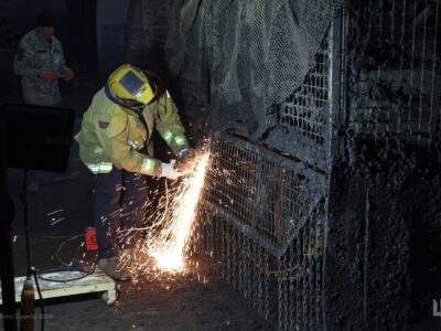 Під електродугою — до бою: як «залізні чаклуни» готують техніку на передовій  