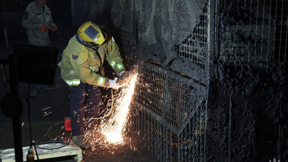 Під електродугою — до бою: як «залізні чаклуни» готують техніку на передовій  